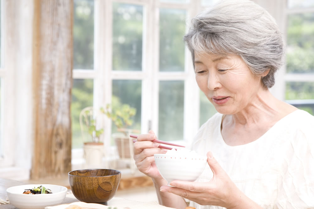 よく噛んで食事をする